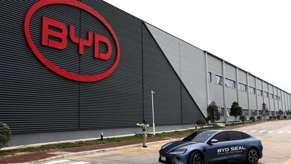 مبيعات BYD تهبط 30% في يناير.. هل تفقد “تنين” السيارات الصينية بريقها أمام المنافسة الشرسة في 2026؟ BYD، النافذة الإخبارية