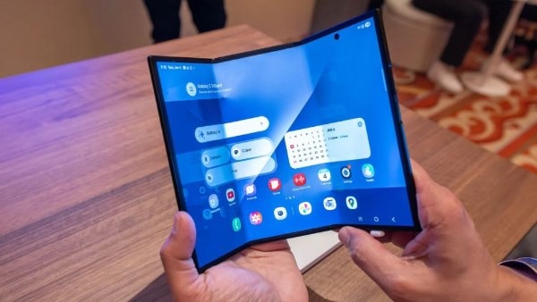 الشاشة والوزن.. عيوب هاتف سامسونج Galaxy Z TriFold ثلاثي الطي سامسونج Galaxy Z TriFold، النافذة الإخبارية