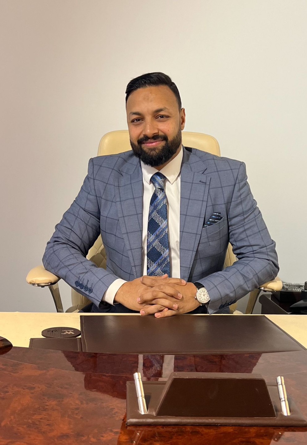 بروفايل| د. أحمد هندي.. "سفير العقار المصري" الذي صاغ فلسفة الإدارة بمزيج من العلم والخبرة الدولية 2 بروفايل| د. أحمد هندي.. "سفير العقار المصري" الذي صاغ فلسفة الإدارة بمزيج من العلم والخبرة الدولية