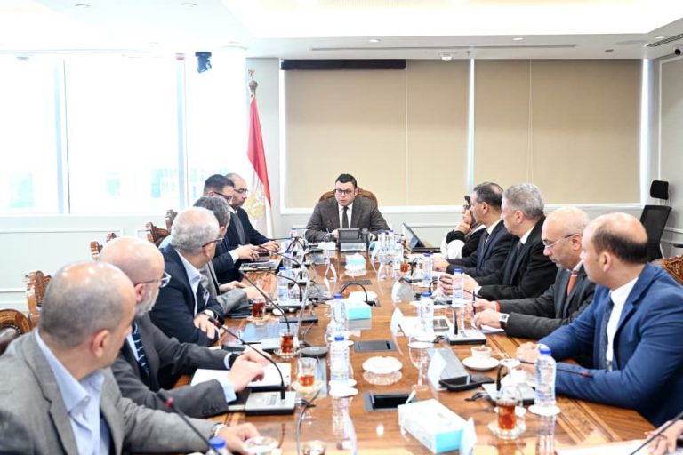 اجتماع وزير الإسكان مع مسؤولي سيتى ايدج، النافذة