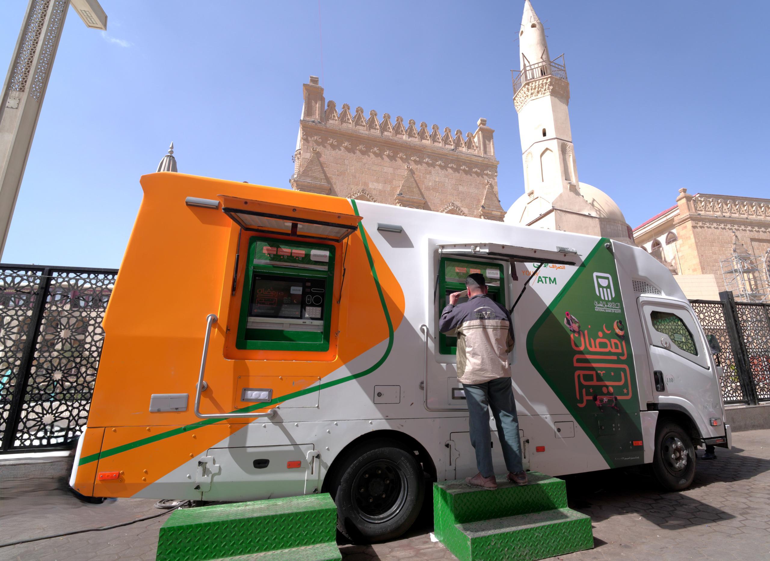في قلب أجواء رمضان.. البنك الأهلي يعزز خدماته بأسطول "الصراف الآلي المتنقل" في أبرز ميادين الجمهورية 7 في قلب أجواء رمضان.. البنك الأهلي يعزز خدماته بأسطول "الصراف الآلي المتنقل" في أبرز ميادين الجمهورية