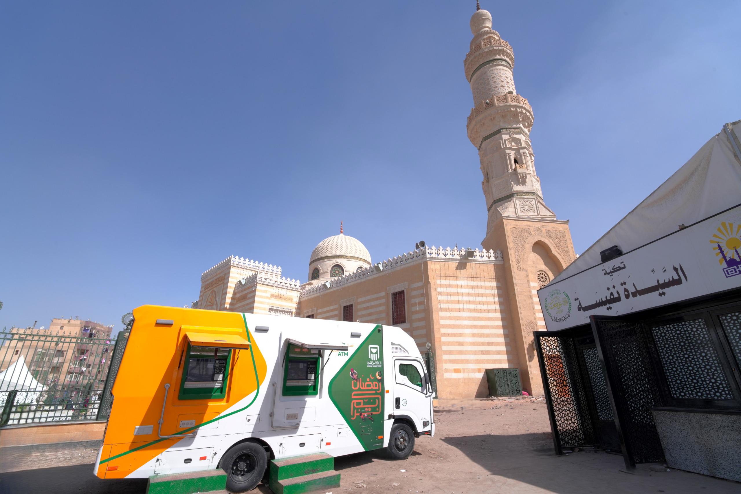في قلب أجواء رمضان.. البنك الأهلي يعزز خدماته بأسطول "الصراف الآلي المتنقل" في أبرز ميادين الجمهورية