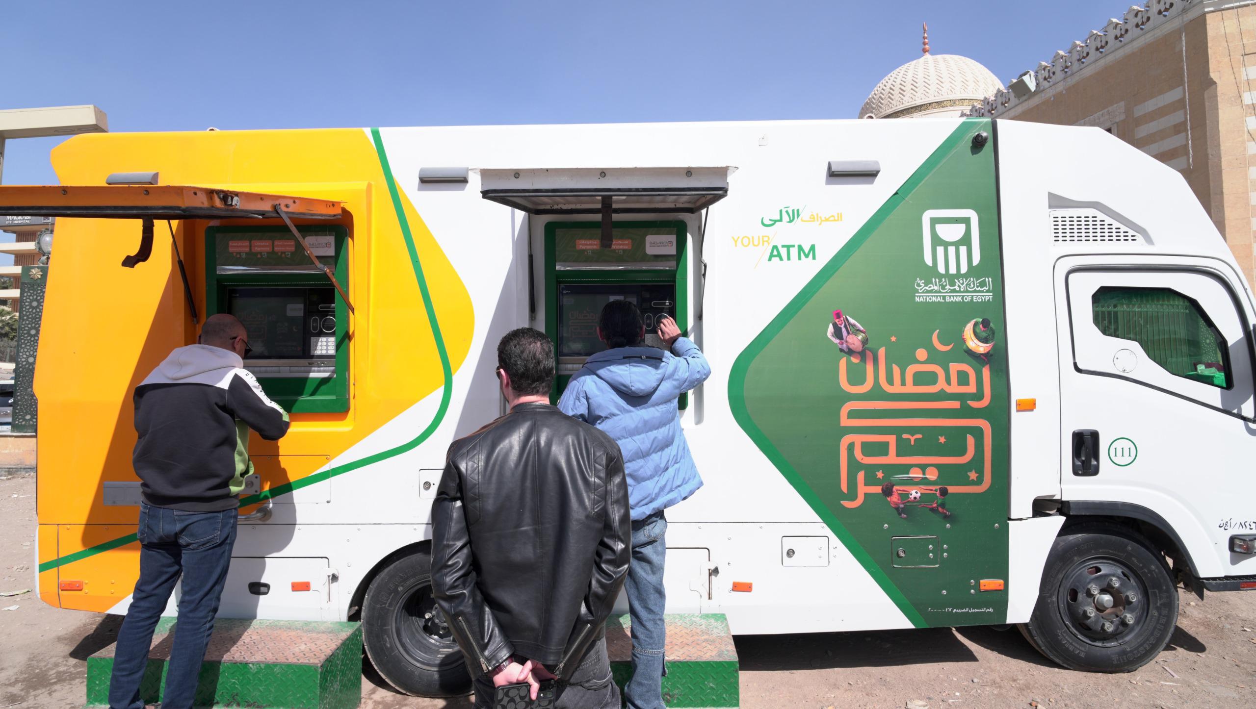 في قلب أجواء رمضان.. البنك الأهلي يعزز خدماته بأسطول "الصراف الآلي المتنقل" في أبرز ميادين الجمهورية