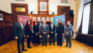 مراسم توقيع البروتوكول، النافذة