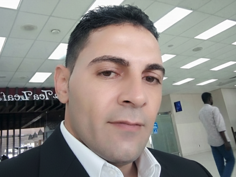 السيد الأسداوي، النافذة