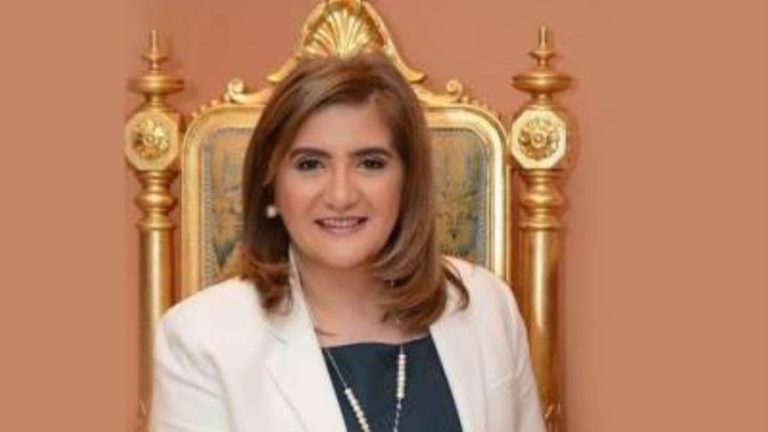 الدكتورة نور الزينى رئيس قطاع الإتصال المؤسسى في بنك قناة السويس، النافذة