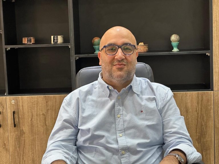 حمدي الأبرق، النافذة