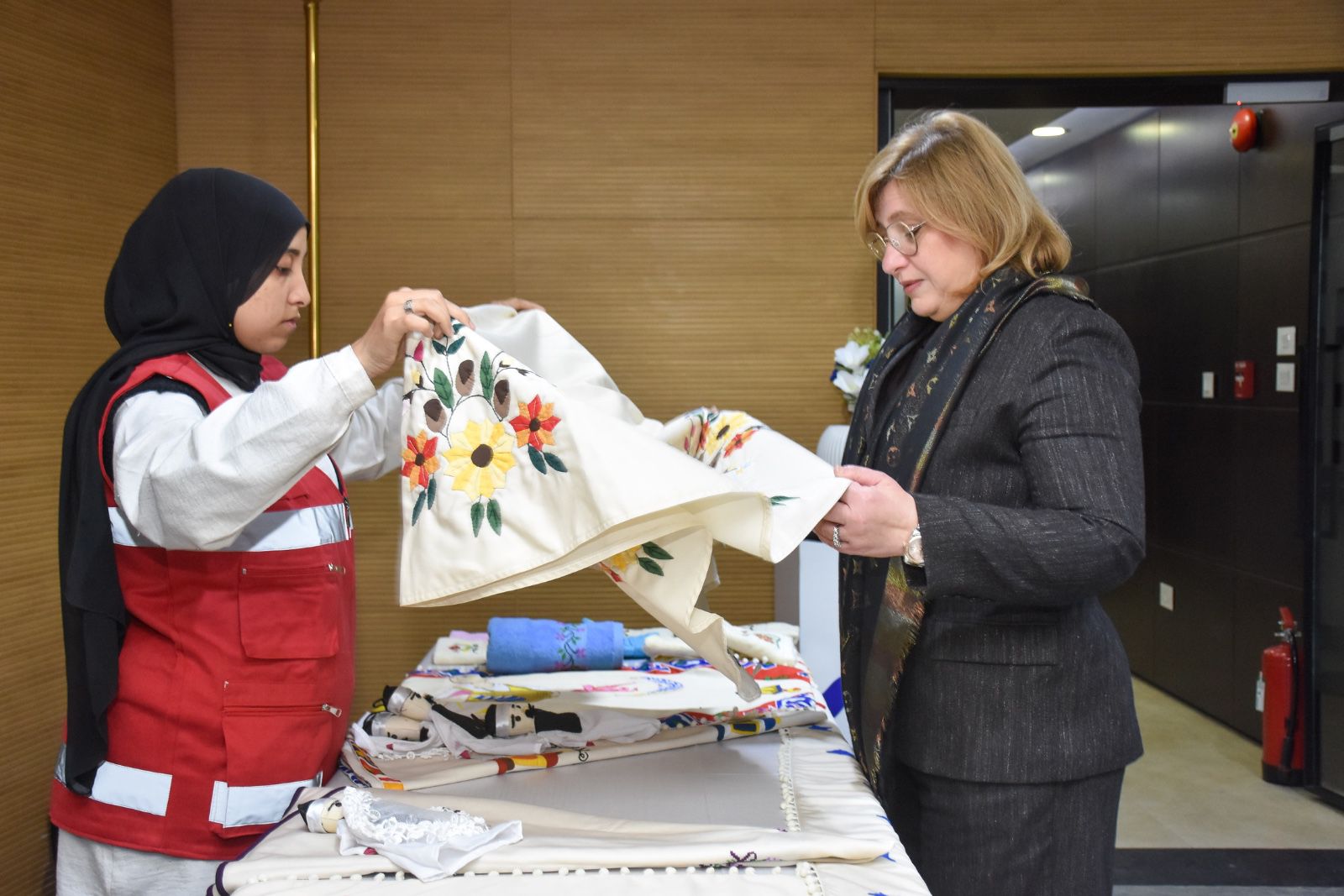 بنك قناة السويس يُنظم معرضًا لدعم المرأة المنتجة بالتعاون مع الهلال الأحمر المصري