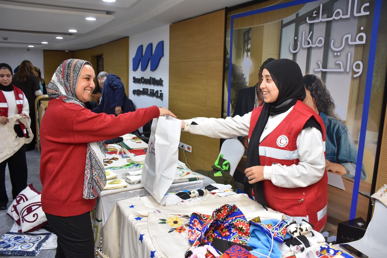 بنك قناة السويس يُنظم معرضًا لدعم المرأة المنتجة بالتعاون مع الهلال الأحمر المصري