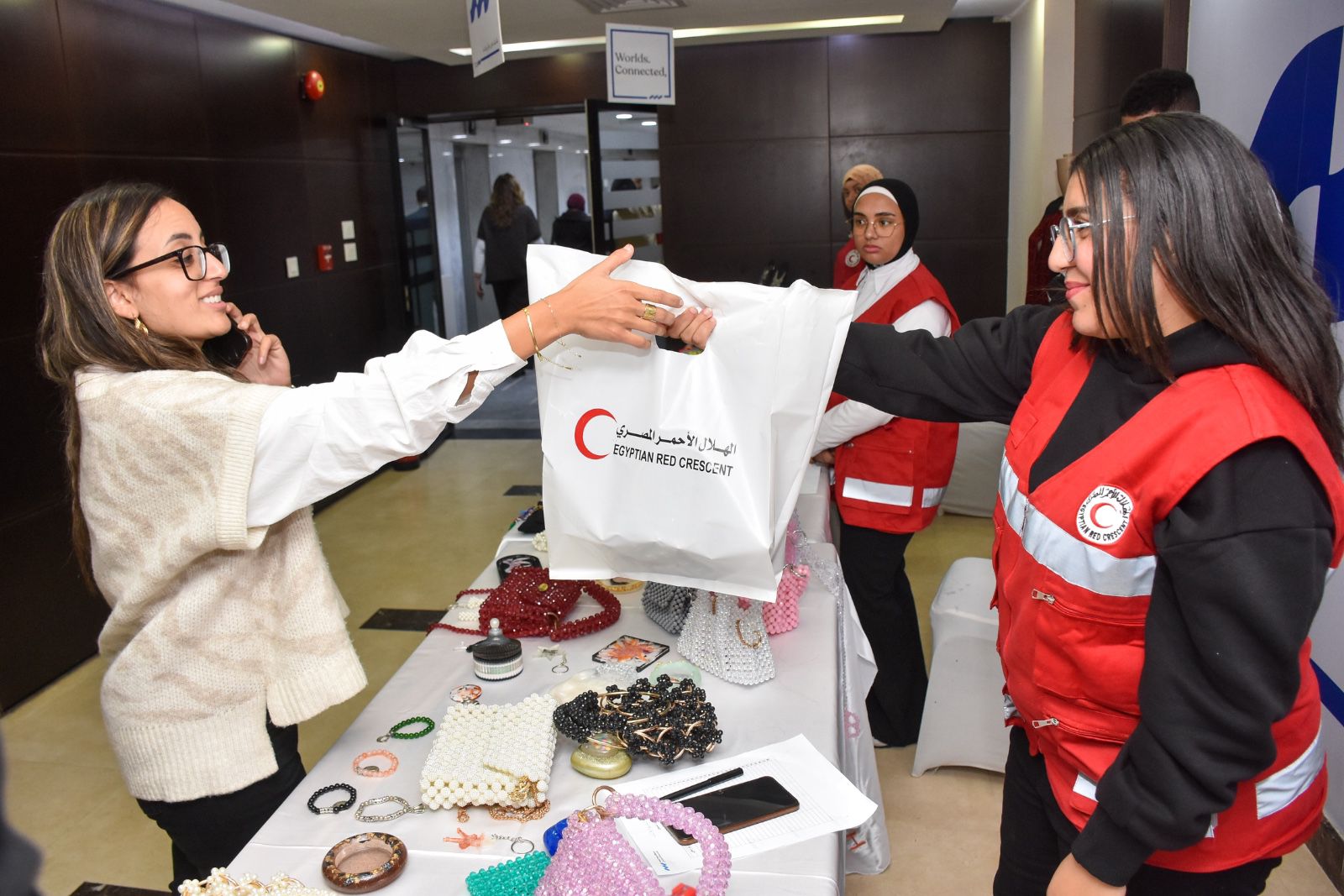 بنك قناة السويس يُنظم معرضًا لدعم المرأة المنتجة بالتعاون مع الهلال الأحمر المصري