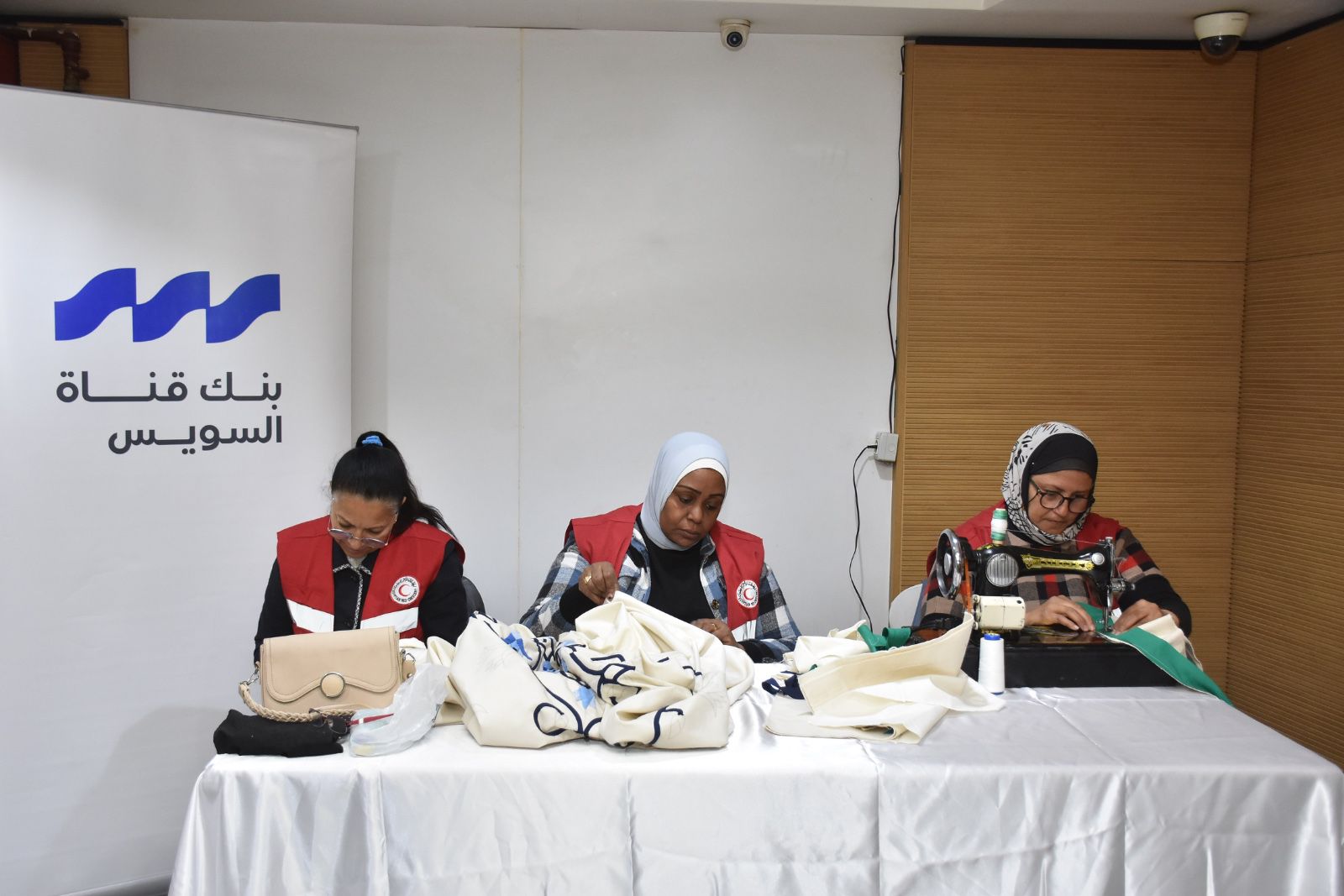 بنك قناة السويس يُنظم معرضًا لدعم المرأة المنتجة بالتعاون مع الهلال الأحمر المصري