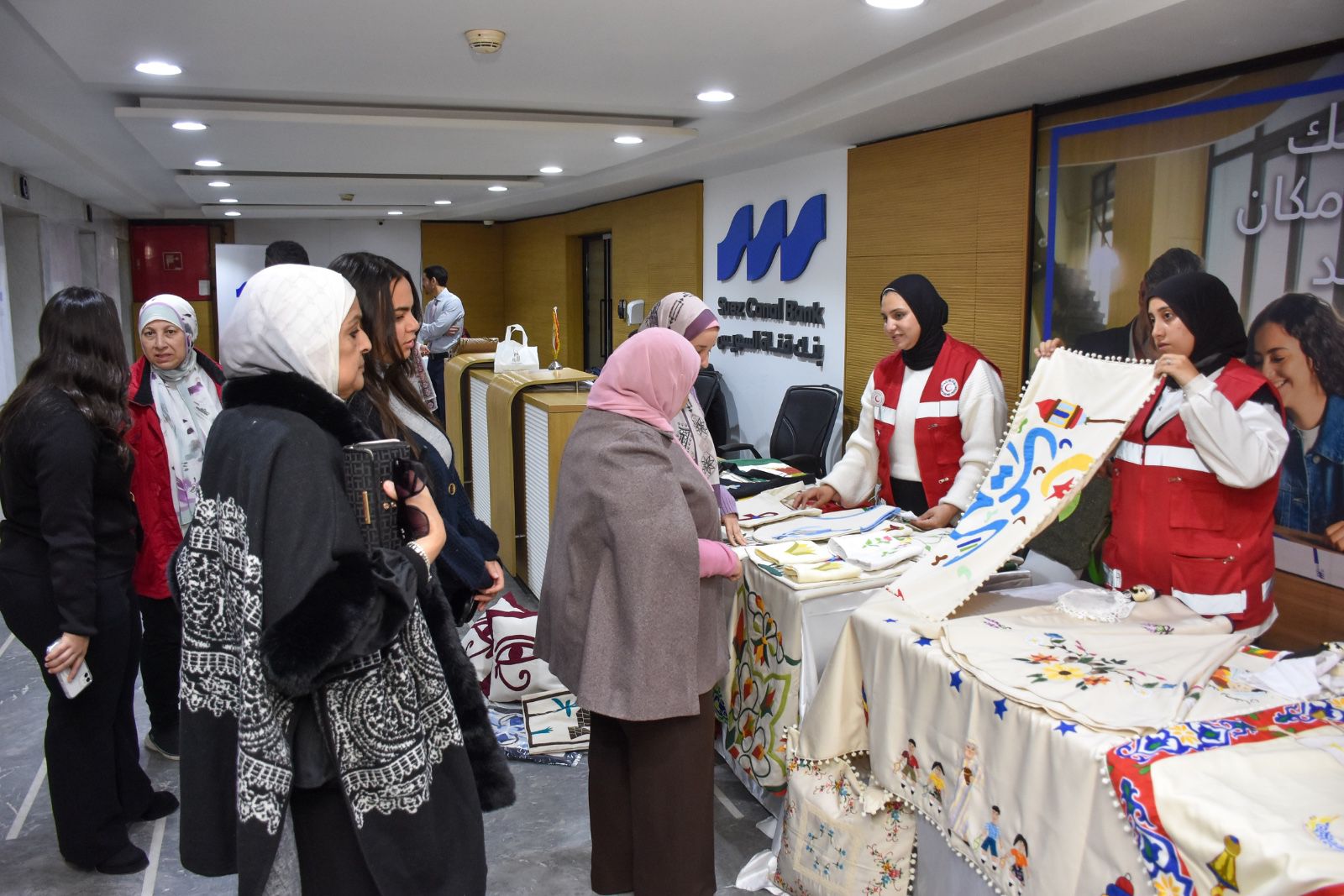بنك قناة السويس يُنظم معرضًا لدعم المرأة المنتجة بالتعاون مع الهلال الأحمر المصري