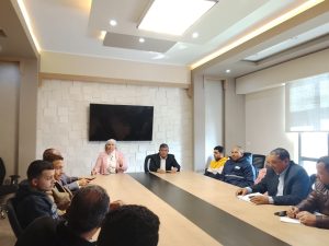 جانب من الحضور، النافذة