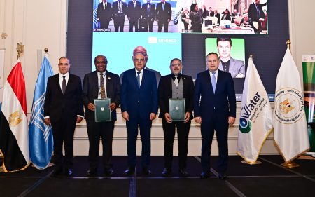 مراسم توقيع البروتوكول، النافذة