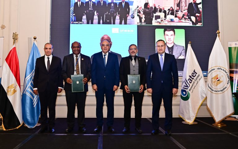 مراسم توقيع البروتوكول، النافذة