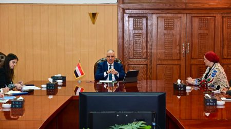 أول تحرك رسمي لتحويل "ورد النيل" من أزمة بيئية إلى مورد اقتصادي للفتيات.. الوزارة تكشف