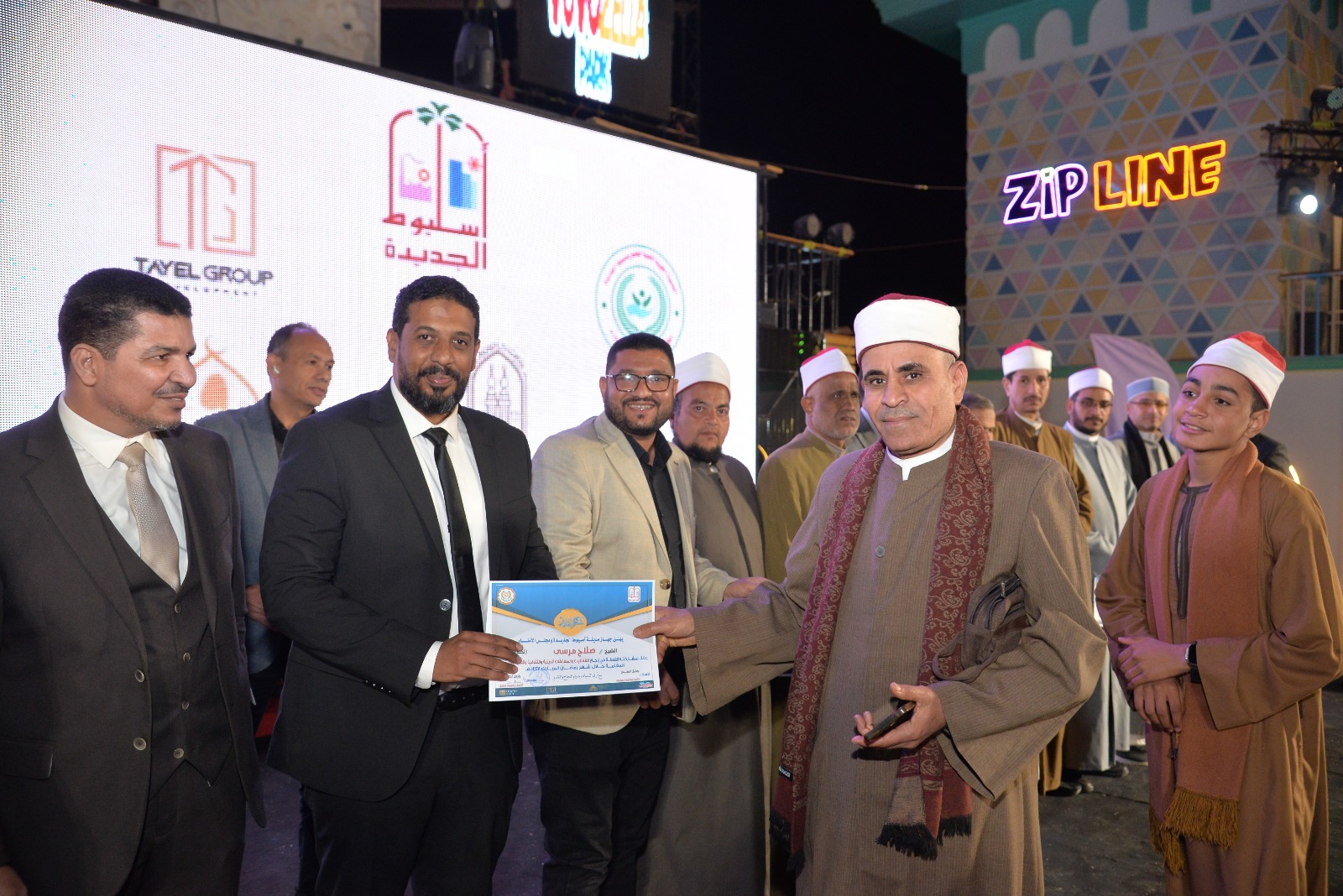 «أسيوط الجديدة» تحتفي بحفظة القرآن الكريم وتكرم المتميزين في الأنشطة الثقافية والرياضية (صور)