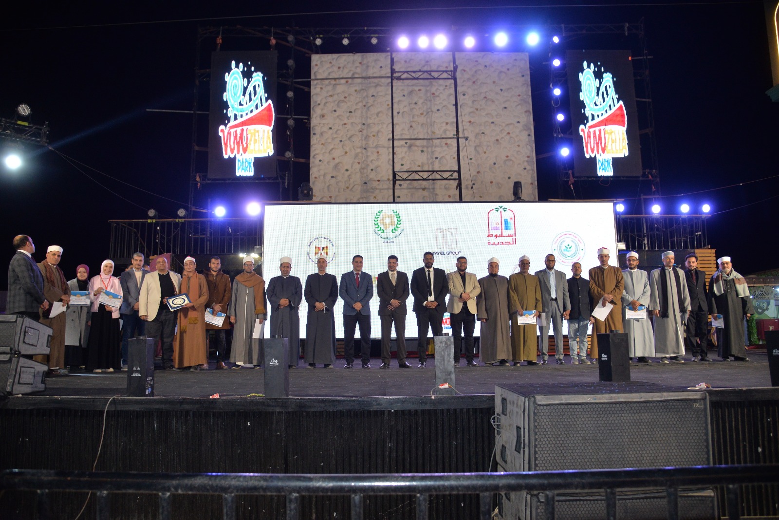 «أسيوط الجديدة» تحتفي بحفظة القرآن الكريم وتكرم المتميزين في الأنشطة الثقافية والرياضية (صور)