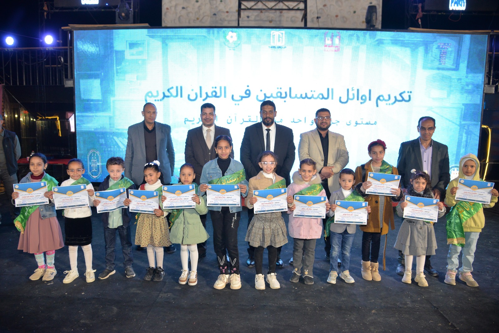 «أسيوط الجديدة» تحتفي بحفظة القرآن الكريم وتكرم المتميزين في الأنشطة الثقافية والرياضية (صور)