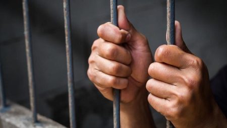 عاجل| فيديو اعتداء على فرد مرور في جسر السويس يقود لضبط المتهمين خلال ساعات